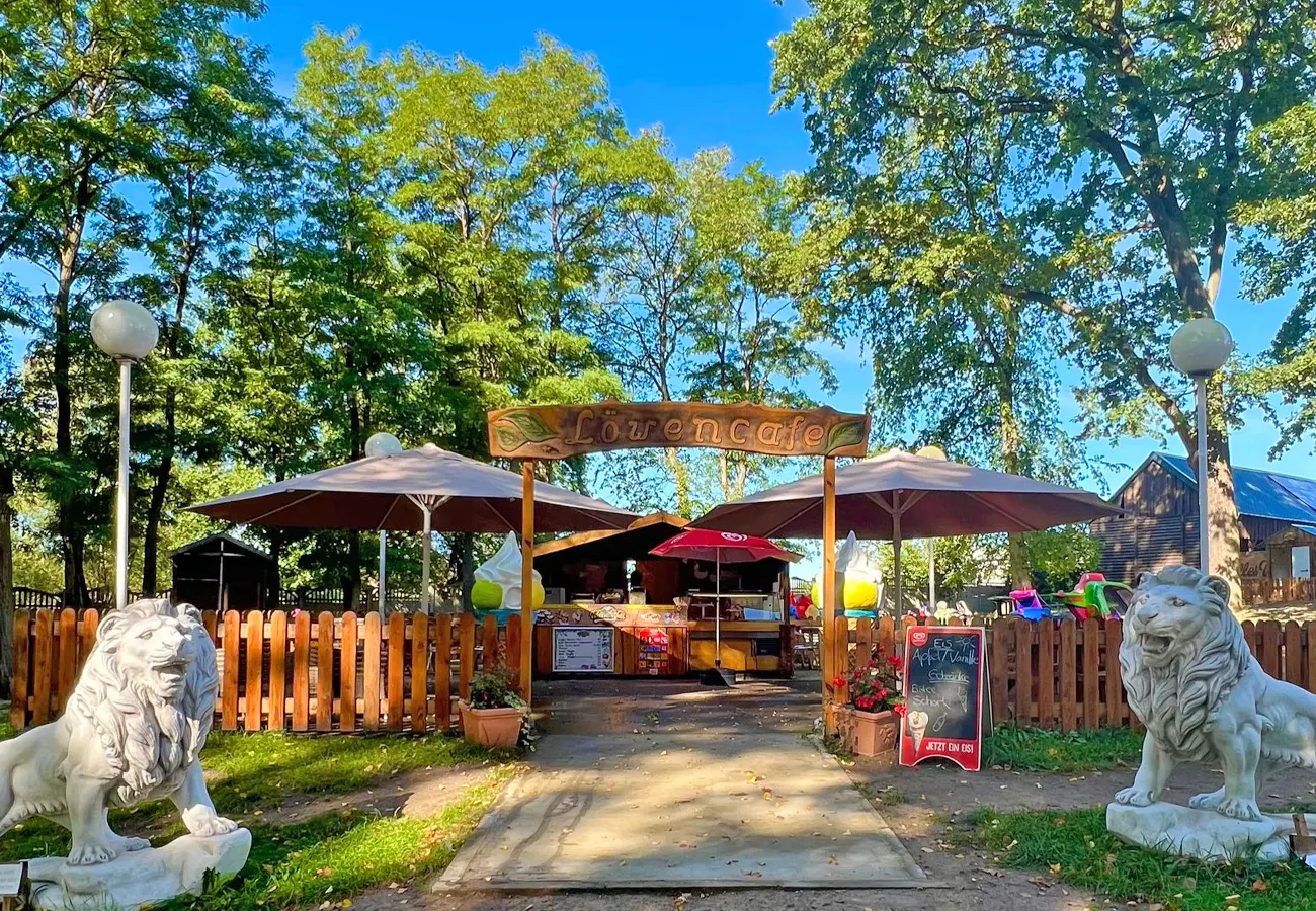 Löwencafe in Willes Welt mit vielen Leckereien, wie Bratwurst, Bubblewaffeln oder Eis